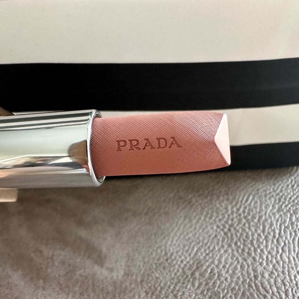 PRADA BEAUTY
Monochrome Hyper Matte Refillable Lipstick - Picture 2 of 8